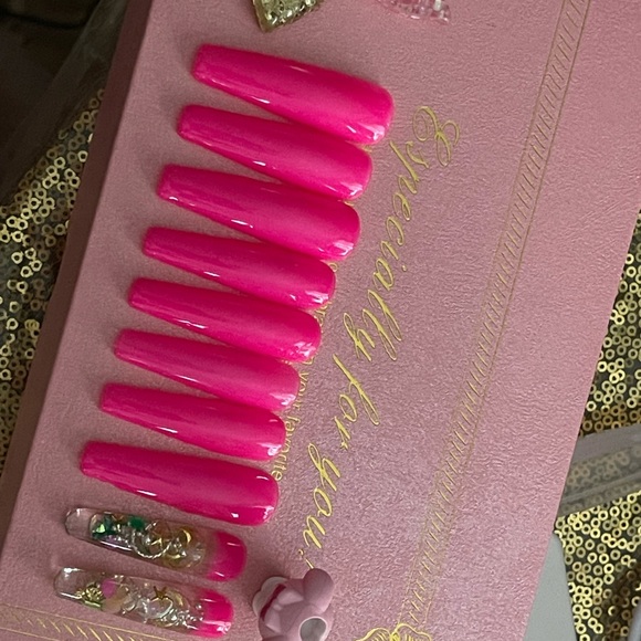 Press on nail ready to go ❤️ - Picture 3 of 9